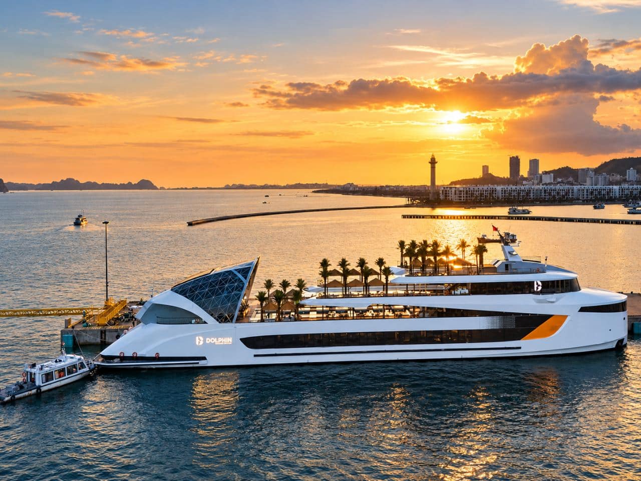Халонг: Dolphin Luxury Day Cruise — пещеры, остров Титоп, бассейн и вечеринка на закате